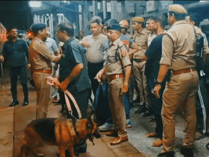 दिल्ली में मिली ट्रेन में बम की सूचना:झांसी तक 400 किलोमीटर दौड़ती रही ट्रेन, वीरांगना लक्ष्मीबाई स्टेशन खाली कराए गए कोच, 1 घंटे चला सर्च 