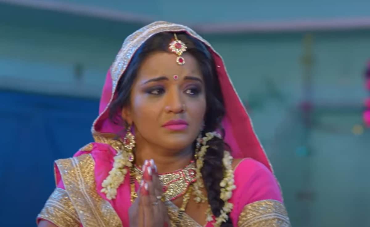 Hariyali Teej Song: हरियाली तीज का कबहु ना साथ छूटे बलम के गाना वायरल, आम्रपाली दुबे और मोनालिसा ने जीता फैंस का दिल, फैंस बोले- Awesome 