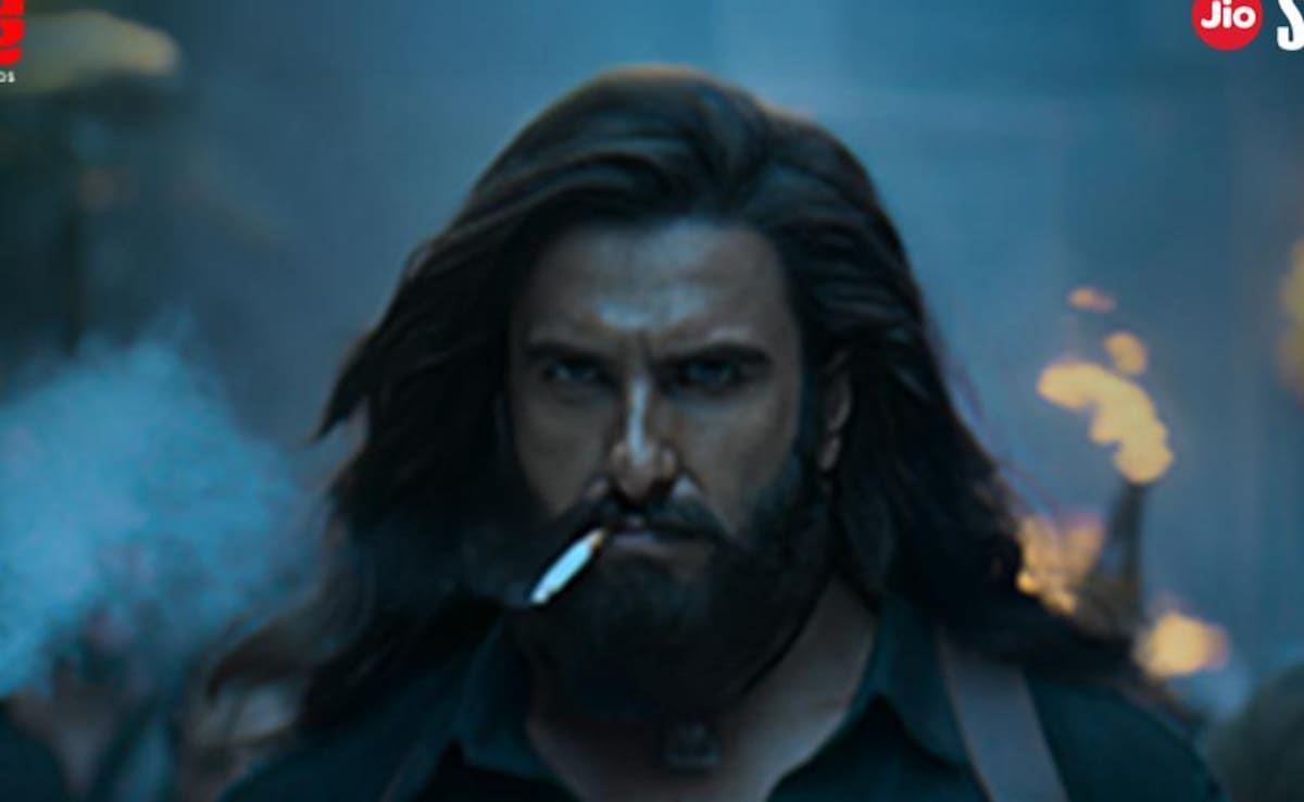 Dhurandhar First Look: आदित्य धर की ‘धुरंधर’ का फर्स्ट लुक आया सामने, Ranveer Singh का घातक अंदाज कर देगा रोंगटे 
