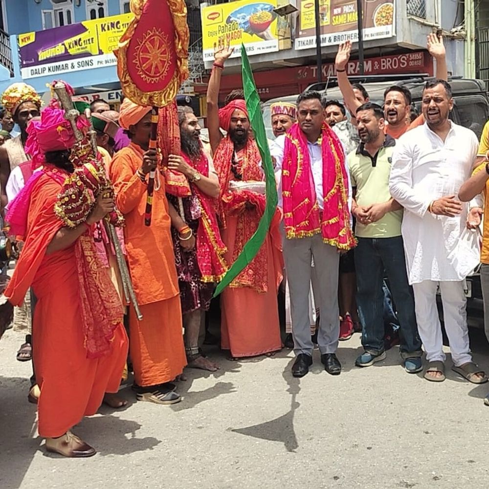 श्रीखंड को छड़ी यात्रा रवाना, SDM ने हरी झंडी दिखाई:देशभर के साधु-संत पहुंचे, 10 जुलाई से भोलेनाथ के दर्शन कर सकेंगे श्रद्धालु 
