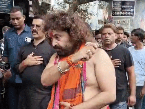 यूपी में मोहर्रम, स्वामी सारंग ने पीठ पर जंजीरें मारीं:प्रतापगढ़ में राजा भैया के पिता हाउस अरेस्ट, चित्रकूट में ताजिया उठाने से इनकार 