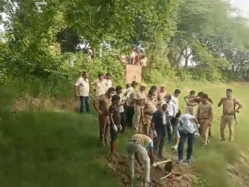 मां ने हाथ पकड़ा, पिता ने बेटी का गला काटा:प्रतापगढ़ में शव फंदे पर लटकाया, ताकि सुसाइड लगे; लड़की को आपत्तिजनक हालत में देखा था 