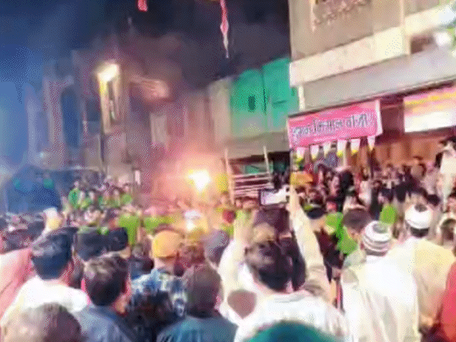 मोहर्रम जुलूस में हिंदू राष्ट्र का बैनर जलाने का वीडियो:रतलाम के सैलाना में बाजार बंद, हनुमान चालीसा पाठ; आरोपी पर रासुका लगाने की मांग 