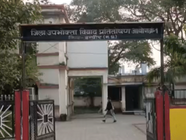 5.28 रु. ज्यादा वसूलने के खिलाफ 7 साल केस लड़ा:इंदौर में रिलायंस फ्रेश और सांची को 2.64–2.64 रु. लौटाने का आदेश 