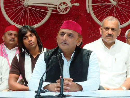 अखिलेश बोले- हम बुरे हो गए, राजनीति बड़ा खराब खेल:गोरखपुर की छात्रा के बयान पर हुए भावुक, VIDEO में देखिए पूरी कहानी… 