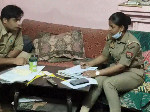 कानपुर में महिला की हत्या, जीभ काट दी:पति ने कहा- लूट के चक्कर में वारदात की; पड़ोसी बोले- इसी ने मारा 