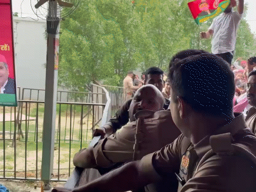 अखिलेश का सिक्योरिटी घेरा तोड़ने वाला कौन है?:ब्राह्मणों ने घरों पर काले झंडे लगाए, कैसा है आजमगढ़ में PDA भवन…VIDEO देखिए 
