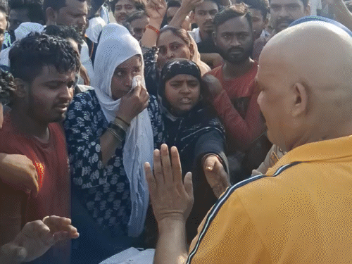 प्रयागराज में चाकू से युवक का गला काटा:हाईवे पर शव रखकर जाम लगाया, परिजनों ने कहा- आरोपियों को अरेस्ट करो 
