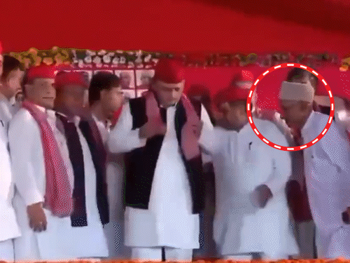 अखिलेश के सामने सपा के सबसे बुजुर्ग विधायक से धक्का-मुक्की:मंत्री राजभर के बेटे बोले- सपा में गुलामी करने वाले मुस्लिमों का यही हाल है 