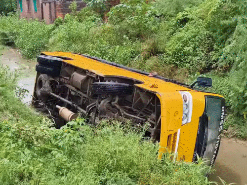 झांसी में स्कूल बस नहर में गिरी, 10 बच्चे घायल:स्टेयरिंग फेल होने से हादसा हुआ, पेरेंट्स बोले- खटारा थी बस, जबरन चलाई 
