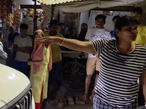 पुलिसकर्मियों ने की महिला SHO से बदसलूकी:बुलंदशहर में गाड़ी से कुचलने की कोशिश, कहा- थाना प्रभारी हो, जाओ कप्तान को बता दो 