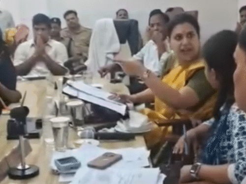 समाधान दिवस में भड़कीं डीएम दिव्या मित्तल:कानूनगो-लेखपाल को फटकारा, बोलीं- दोबारा ये हरकत मत करिएगा, सच्ची में जेल भेज दूंगी 