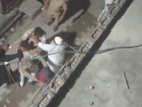 सिपाही को पीटने वालों ने लंगड़ाते हुए मांगी माफी, VIDEO:बोले- हमसे बहुत बड़ी गलती हो गई, अब कभी पुलिस-प्रशासन से नहीं भिड़ेंगे 