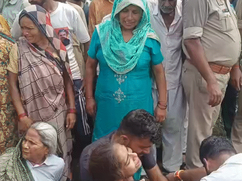 मुरादाबाद में सरकारी टीचर की गोली मारकर हत्या:गांव के बाहर पड़ी मिली खून से लथपथ लाश, पास में पड़ी थी बाइक; शव देख बेटी बेहोश 