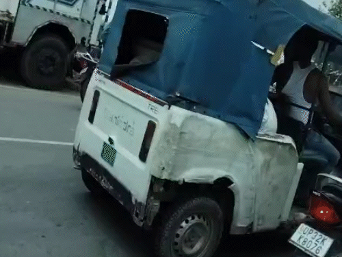 लखनऊ में युवती पर बुर्का उतारने का दबाव बनाया:बाइक सवार युवकों ने गाड़ी रुकवाकर छेड़छाड़ की, बोला- मूड है वरना अंजाम देखते 