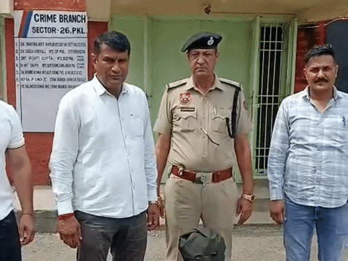 पंचकूला में अवैध हथियार सप्लायर गिरफ्तार:कमर के पीछे छिपाई थी बंदूक, जिंदा कारतूस बरामद, यूपी का रहने वाला 