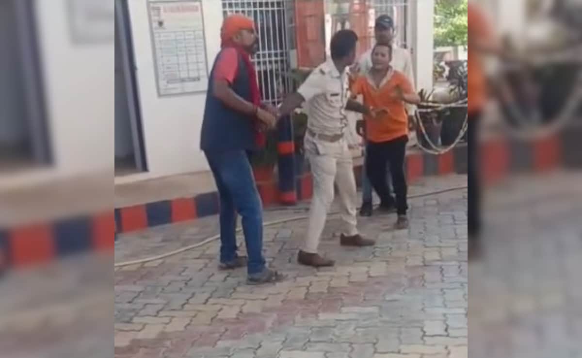 120 रुपये की जगह पहले भरा 720 का पेट्रोल, किया विरोध तो पुलिसकर्मी पर ही कर दी थप्पड़ों की ‘बारिश’ 