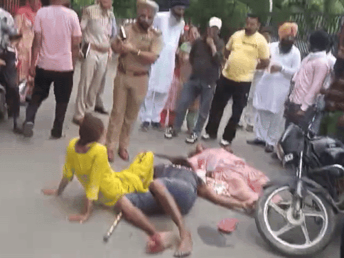 पंजाब में रिटायर्ड DSP ने बेटे की हत्या की:पत्नी-पुत्रवधू को भी गोलियां मारीं; थाने के बाहर रिवॉल्वर से 4 राउंड फायरिंग की 