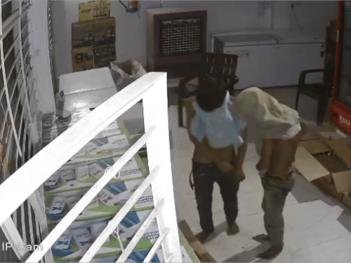 गोरखपुर में शराब की दुकान में चोरी-VIDEO:दो चोरों ने एक लाख कैश और शराब की बोतलें चुराई, CCTV में कैद हुई वारदात 