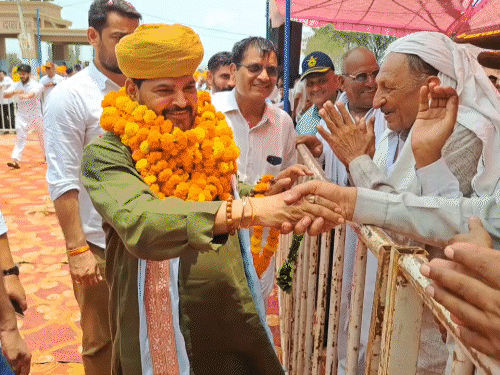 विनेश फोगाट के गृहजिले में पहुंचे बृजभूषण, कड़े सुरक्षा इंतजाम:BJP सांसद-MLA उनके आने से पहले निकले; खाप पंचायतें और राजपूत सभा आमने-सामने 