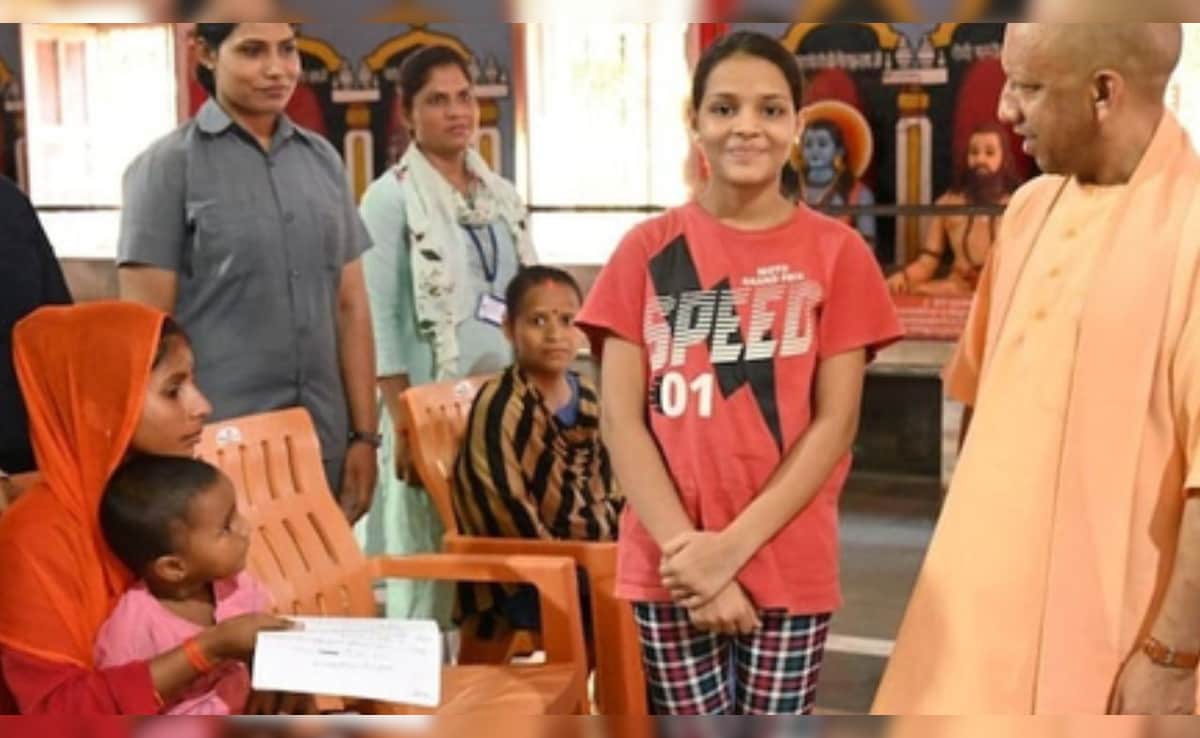 फीस माफ होने के साथ शुरू हुई पंखुड़ी की पढ़ाई, जनता दर्शन में सीएम योगी से लगाई थी गुहार 