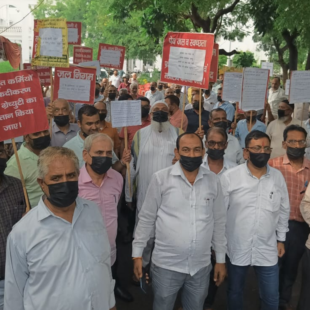 लखनऊ में वेतन-पेंशन के लिए प्रदर्शन:जल निगम कर्मियों ने काला मास्क बांधकर किया प्रदर्शन, 6 माह से वेतन न मिलने पर महा आंदोलन की चेतावनी 