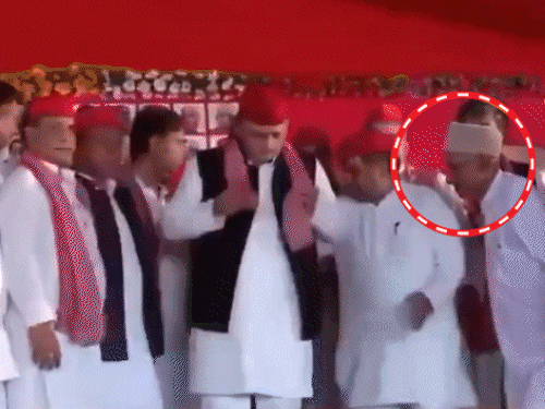 मंच पर दम घुटने लगा, मैं खुद धक्का मारकर हटा:अखिलेश के सामने धकियाए गए आलमबदी बोले- यह लोगों को अपमान दिख रहा 