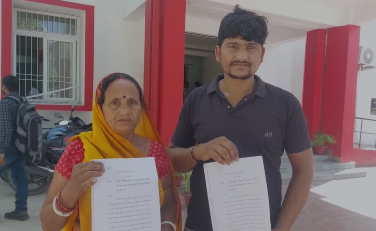 2.25 डिसमिल जमीन, पर पड़ोसियों ने कर लिया कब्जा, अब पूरे परिवार ने दी आत्मदाह की चेतावनी 