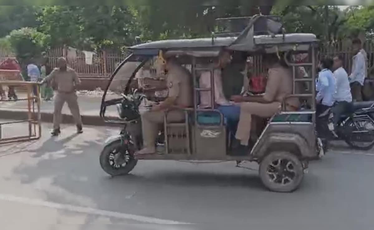 नो-एंट्री वाले रास्ते से ई-रिक्शा पर बैठकर जा रहे थे DM और SSP, होमगार्ड जवान ने रोका, अब… 