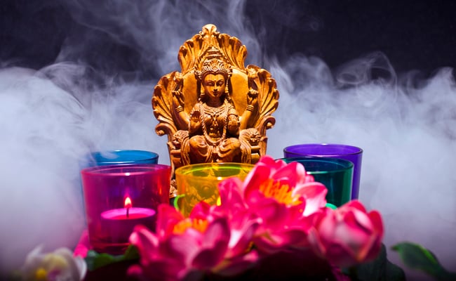 शुक्रवार को देवी लक्ष्मी के इन शक्तिशाली मंत्रों का जरूर करें 108 बार जप, जीवन में आएगी सुख-समृद्धि और सभी बाधाएं होंगी दूर… 