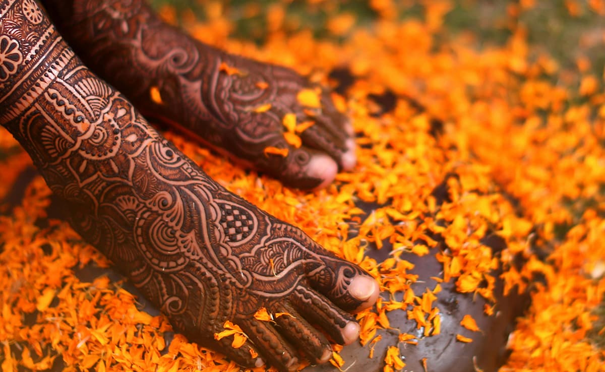 Hariyali Teej Mehndi Designs: हाथों ही नहीं बल्कि पैरों पर भी लगाएं खूबसूरत मेहंदी, यहां से देखिए लेटेस्ट डिजाइंस 