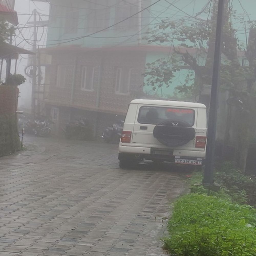 धर्मशाला में तड़के NIA की रेड:कम्युनिकेशन सेंटर मालिक के घर पहुंची टीम, विदेशी महिला से विवाह और संदिग्ध लेन-देन पर जांच 