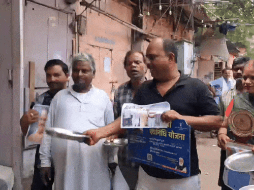 वाराणसी में CM से सम्मानित व्यवसायी ने मांगी भीख, VIDEO:बोला-पुलिस ने रोजी-रोटी छीनी, राजू का ‘टमाटर चाट’ राष्ट्रपति-PM भी खा चुके 