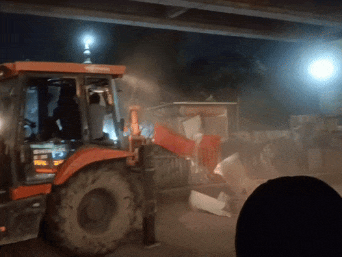 वाराणसी की नाइट मार्केट की अवैध दुकानों पर गरजा बुलडोजर:कैंट स्टेशन के सामने 50 दुकानें जमींदोज, आधी रात तक कार्रवाई जारी 