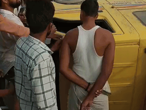 मैनपुरी में स्कूल वैन पलटी, 6 बच्चे घायल:3 की हालत गंभीर, ग्रामीणों ने शीशे तोड़कर निकाला, 7 की क्षमता, 25 बच्चे भरे थे 